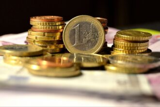 curs valutar euro bate toate recordurile in 2026 un curs de 52 lei este foarte probabil impozitul pentru marile companiiimca loveste direct in cei mai saraci romani cfa 694302eecbae1