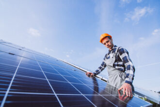 omv petrom si ce oltenia au inceput constructia unor parcuri fotovoltaice cu o capacitate totala de aproximativ 550 mw acestea vor acoperi consumul anual al 410 000 de gospodarii 69493de0d8f3c
