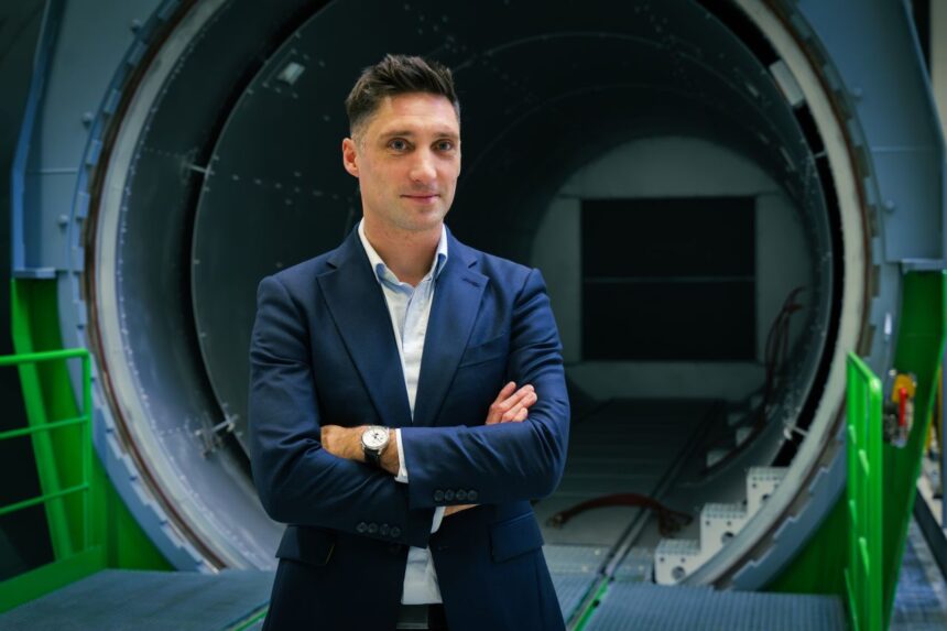 Taxiuri zburătoare cu tehnologie românească? Previziuni optimiste pentru după 2027, susține Charles Roussel, director general al Sonaca România. Grupul belgian, cu o fabrică la Cluj, colaborează cu Wisk Aero, divizia de vehicule aeriene autonome a Boeing 1 video taxiuri aeriene cu componente made in romania s ar putea intampla dupa 2027 crede charles roussel general manager sonaca romania grupul belgian care are o fabrica si la clu 6942340f35bc4
