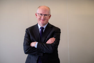 philip lane bce euro va avea un rol mai important in portofoliile investitorilor dupa ce politicile lui trump i au determinat sa si regandeasca detinerile in dolari 696157bdee1fb