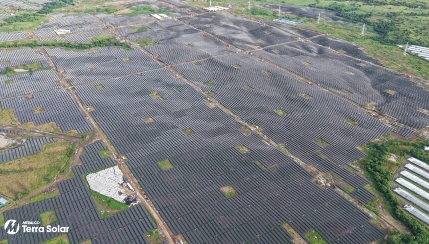 Cel mai vast parc solar cu stocare în baterii din întreaga lume a demarat livrarea de energie 1 cel mai mare parc fotovoltaic cu baterii din lume a inceput productia de energie 6999f668e1aba