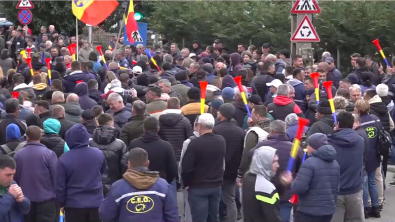 Minerii din Gorj își fac auzite vocile la București: protest împotriva reducerii locurilor de muncă 1 video probabil ne asteapta strainatatea minerii din gorj merg la bucuresti sa protesteze in fata guvernului fata de reducerea de personal 69c25347b81e8