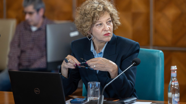 PSD denunță intenția Guvernului de a „valorifica ultimele resurse ale țării” Vicepremierul Oana Gheorghiu: „Listarea la bursă generează fonduri” 1 video psd acuza guvernul ca vrea sa vanda ce mai avem prin casa vicepremierul oana gheorghiu listarea la bursa aduce bani 69e1dff048209
